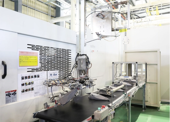 樹脂成形品から自動で製品が取出されコンベアーにて工程検査員の元へ移動