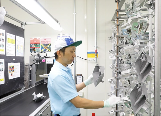 工程検査員による検査と治具へのセット作業