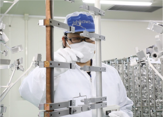 蒸着材料のアルミの取り付け作業