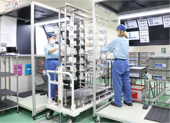 検査ブースにて出荷検査