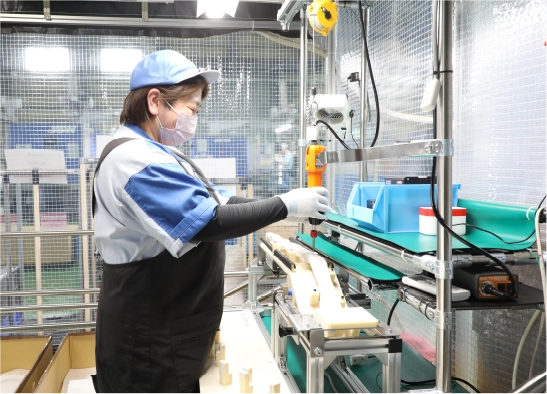 組立ブースでの組み立て作業