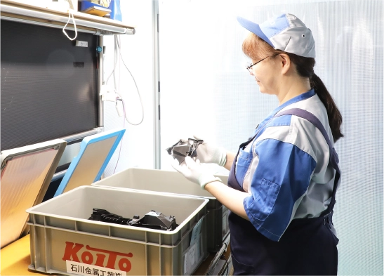 検査ブースでの出荷検査風景