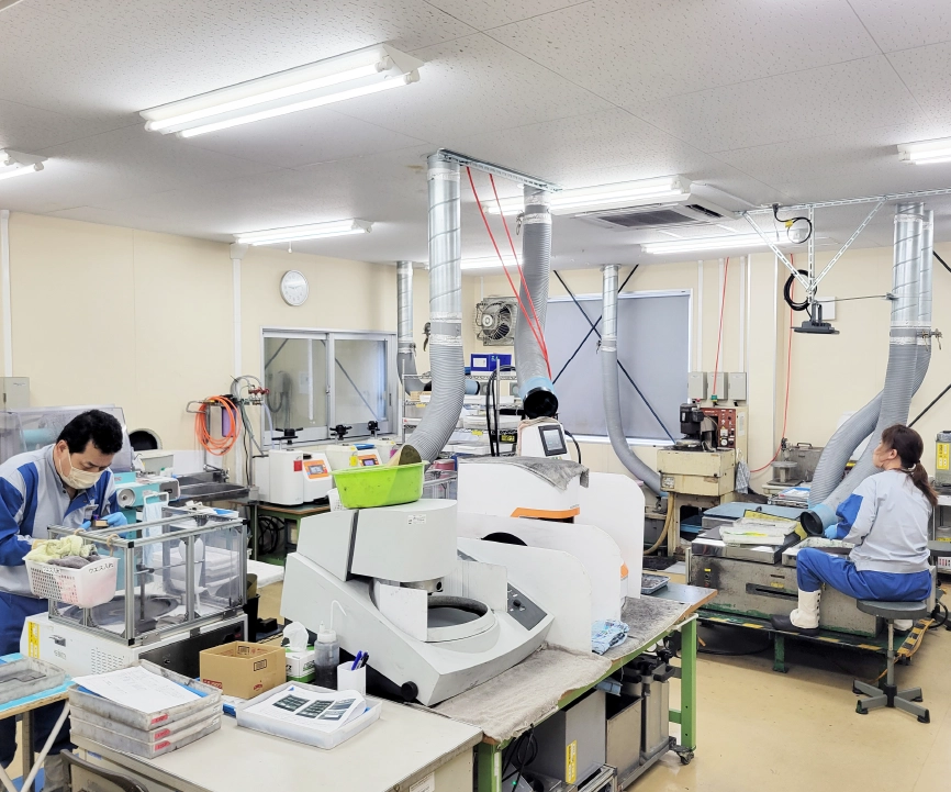 ものづくりの未来を支える仕事、ここにありますイメージ写真　石川金属工業｜ めっき加工　プラスチック成型・蒸着　重防食塗装　金属試験片の加工・分析　TOTOアフターサービス