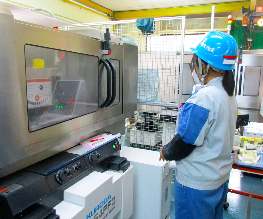 ものづくりの未来を支える仕事、ここにありますイメージ写真　石川金属工業｜ めっき加工　プラスチック成型・蒸着　重防食塗装　金属試験片の加工・分析　TOTOアフターサービス