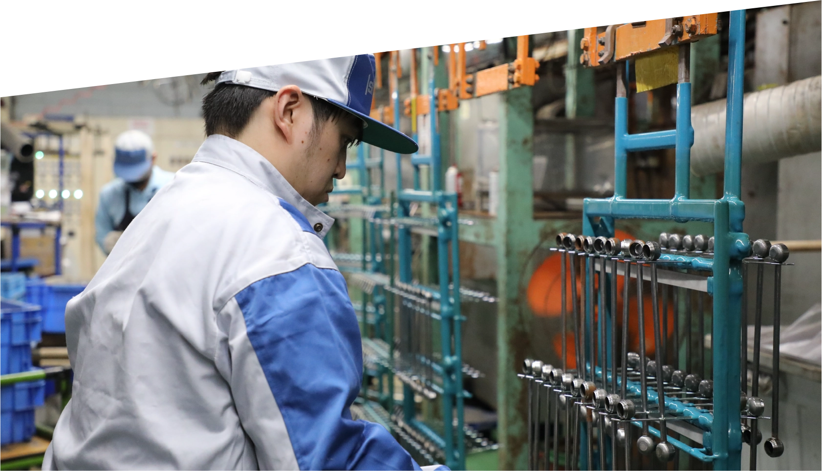 Recruitmentイメージ写真　石川金属工業｜ めっき加工　プラスチック成型・蒸着　重防食塗装　金属試験片の加工・分析　TOTOアフターサービス