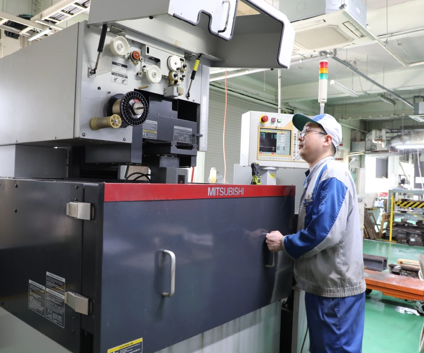 ものづくりの未来を支える仕事、ここにありますイメージ写真　石川金属工業｜ めっき加工　プラスチック成型・蒸着　重防食塗装　金属試験片の加工・分析　TOTOアフターサービス