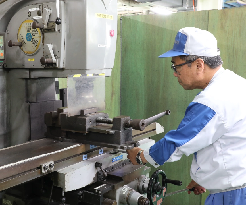 金属試験片加工ってどんな仕事？イメージ写真　石川金属工業｜ めっき加工　プラスチック成型・蒸着　重防食塗装　金属試験片の加工・分析　TOTOアフターサービス